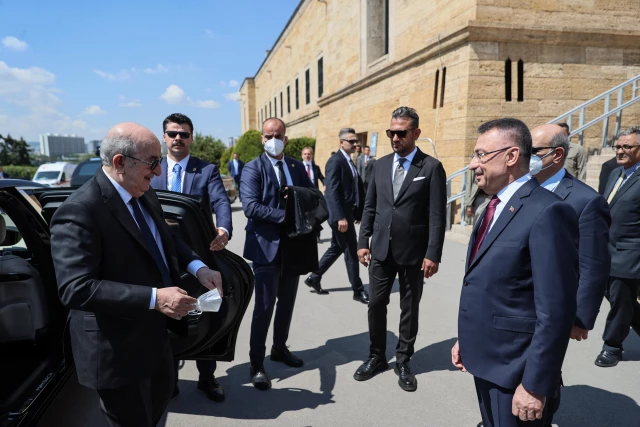 الرئيس الجزائري يزور ضريح مؤسس الجمهورية التركية