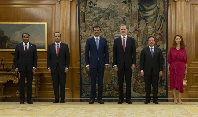 أمير قطر يبحث مع ملك إسبانيا تعزيز العلاقات بين البلدين