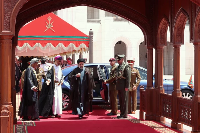 الرئيس الإيراني وسلطان عمان يبحثان تعزيز العلاقات الثنائية