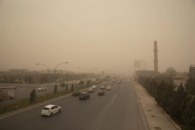 عاصفة غبار كثيفة تعطل الحياة جزئيا في الكويت والعراق