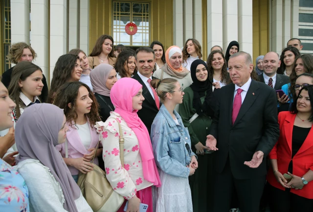 الرئيس التركي يلتقي طلابا من صربيا في أنقرة