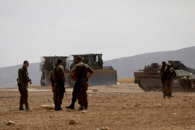 الجيش الإسرائيلي يجري تدريبات جنوبي الضفة