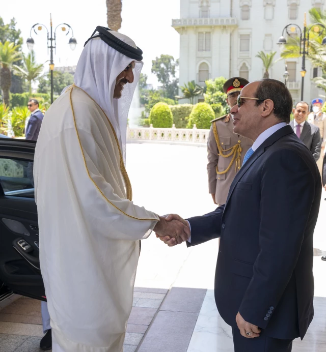 الرئيس المصري يستقبل أمير قطر في قصر الاتحادية