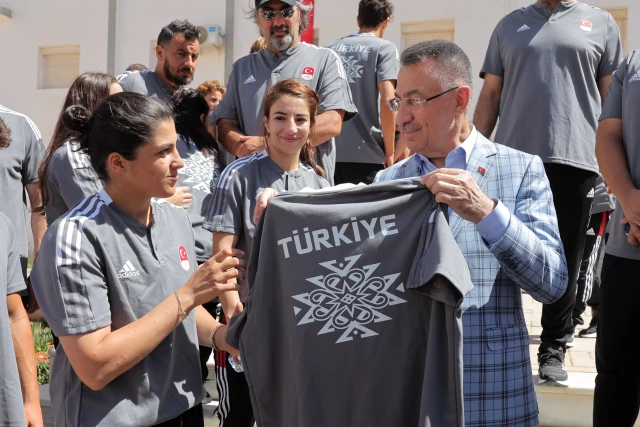 نائب أردوغان يلتقي الرياضيين الأتراك في الجزائر