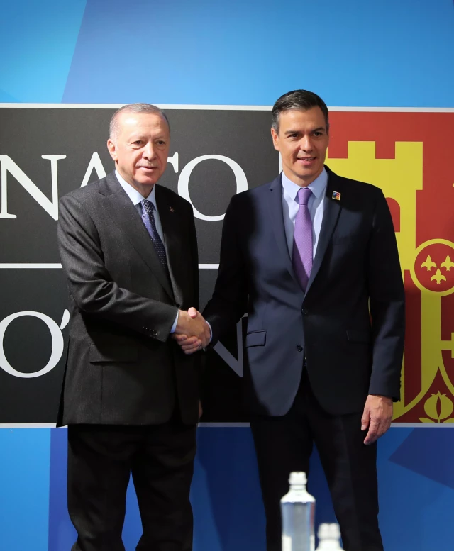 أردوغان يلتقي رئيس وزراء إسبانيا على هامش قمة زعماء الناتو