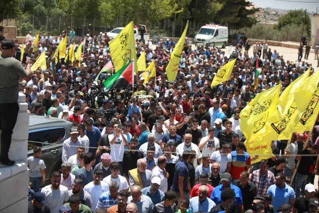 تشييع جثمان فلسطيني قتله الجيش الإسرائيلي وسط الضفة