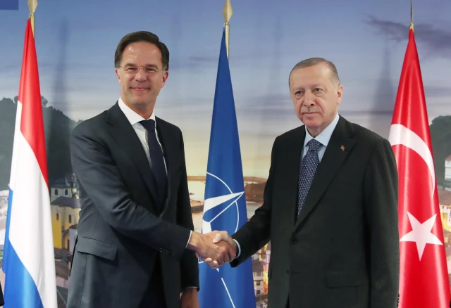 أردوغان يلتقي رئيس الوزراء الهولندي على هامش قمة الناتو في مدريد
