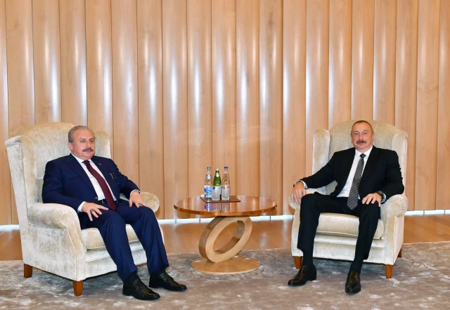 الرئيس الأذربيجاني يلتقي رئيس البرلمان التركي في باكو