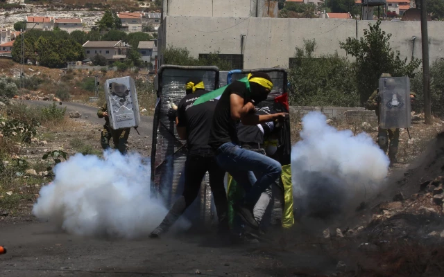 إصابة فلسطينيين خلال مواجهات مع الجيش الإسرائيلي بالضفة