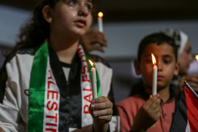 غزة.. أطفال يضيئون الشموع حدادا على قرنائهم