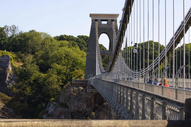 جسر كليفتون المعلق يحظى باهتمام الزوار غربي بريطانيا