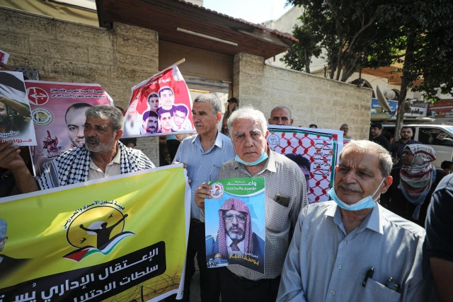 غزة.. وقفة تضامنا مع الأسرى داخل السجون الإسرائيلية