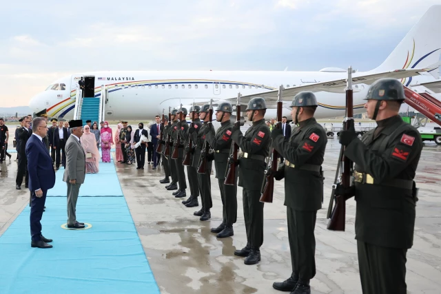 ملك ماليزيا يصل أنقرة في زيارة رسمية