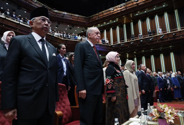 أردوغان يقلد ملك ماليزيا 