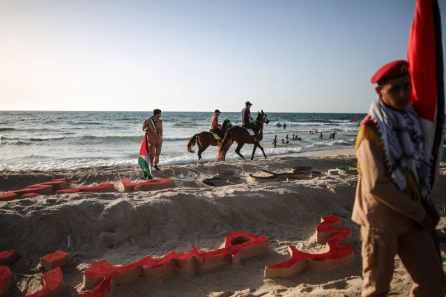 شاطئ غزة يتزين بأسماء وصور أطفال قتلوا في العملية الأخيرة