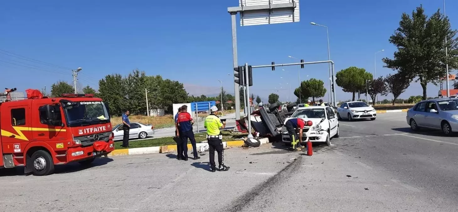 Yan yatan otomobildeki 3 kişi yaralandı Haberler