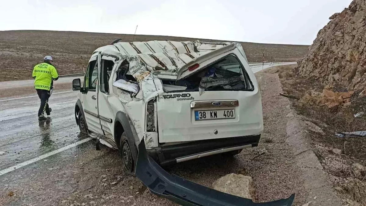 Yağmurla kayganlaşan yol kazaya neden oldu 5 yaralı Haberler