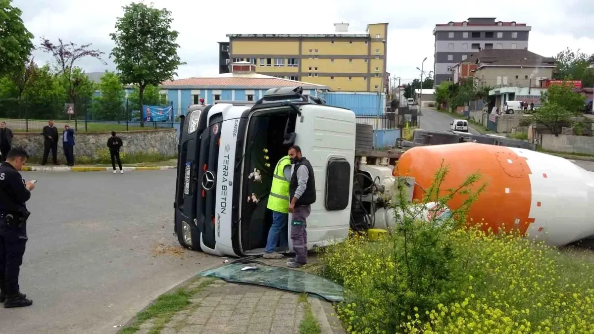 Sultanbeyli De Viraj Alamayan Beton Mikseri Devrildi Yaral Haberler