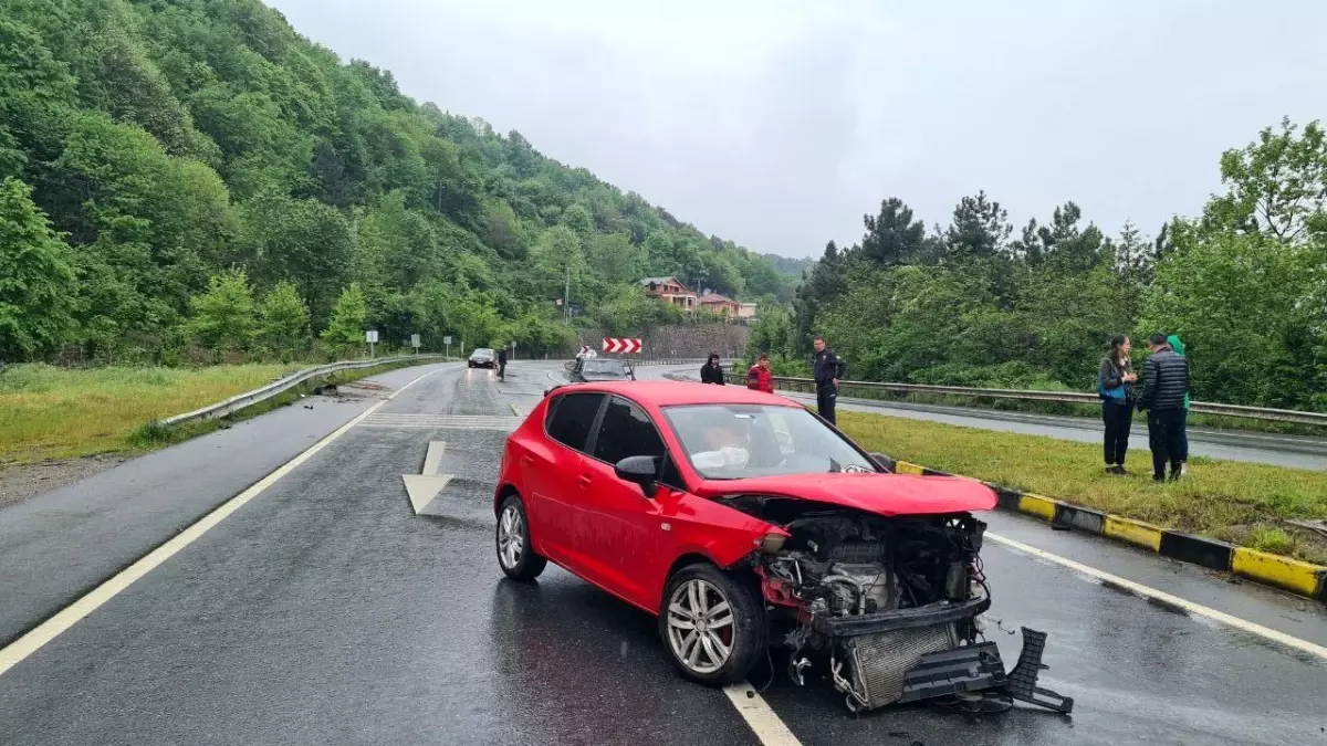 Lastiği patlayan otomobil bariyerlere çarptı Haberler