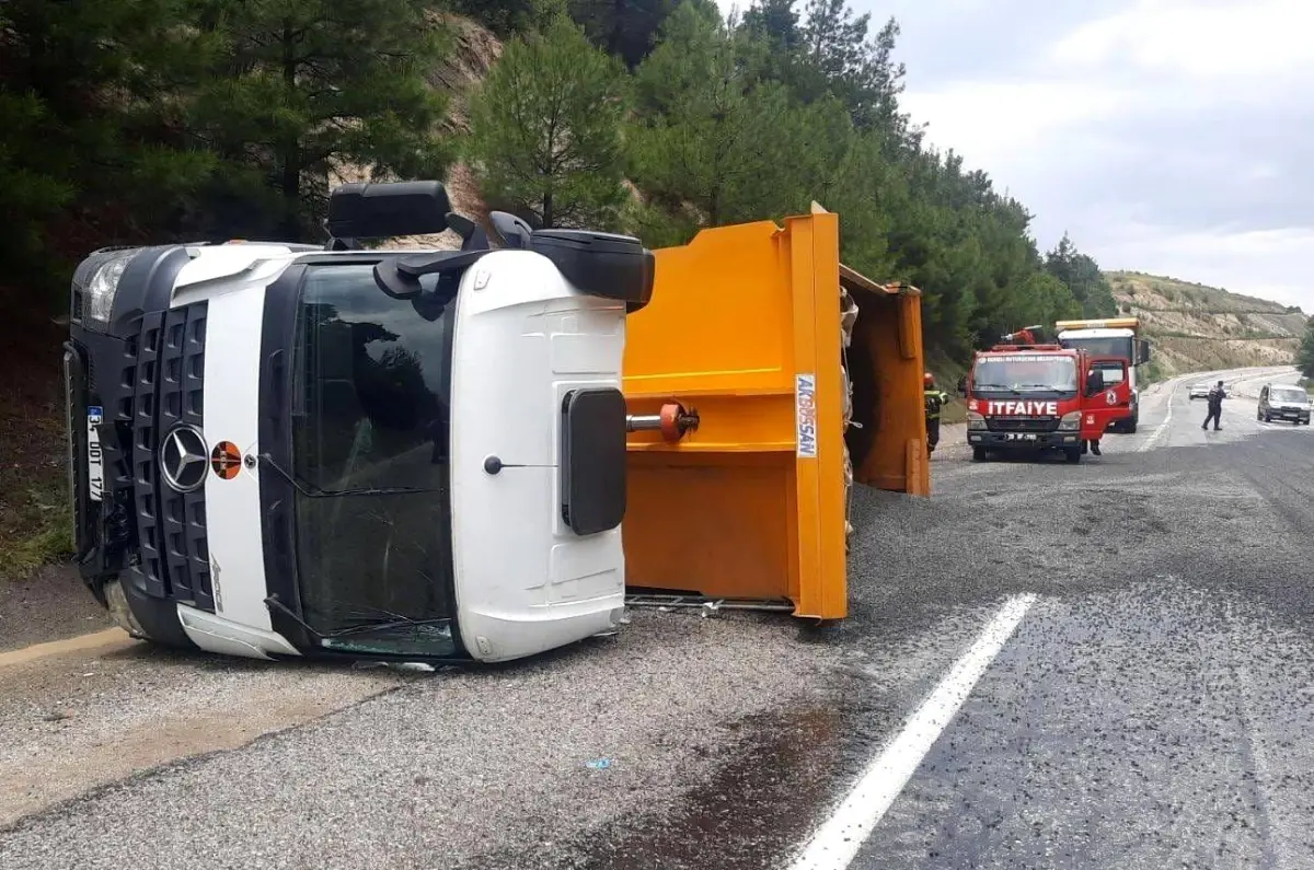 Denizli de Yağış Nedeniyle Kontrolden Çıkan Kamyon Devrildi Haberler