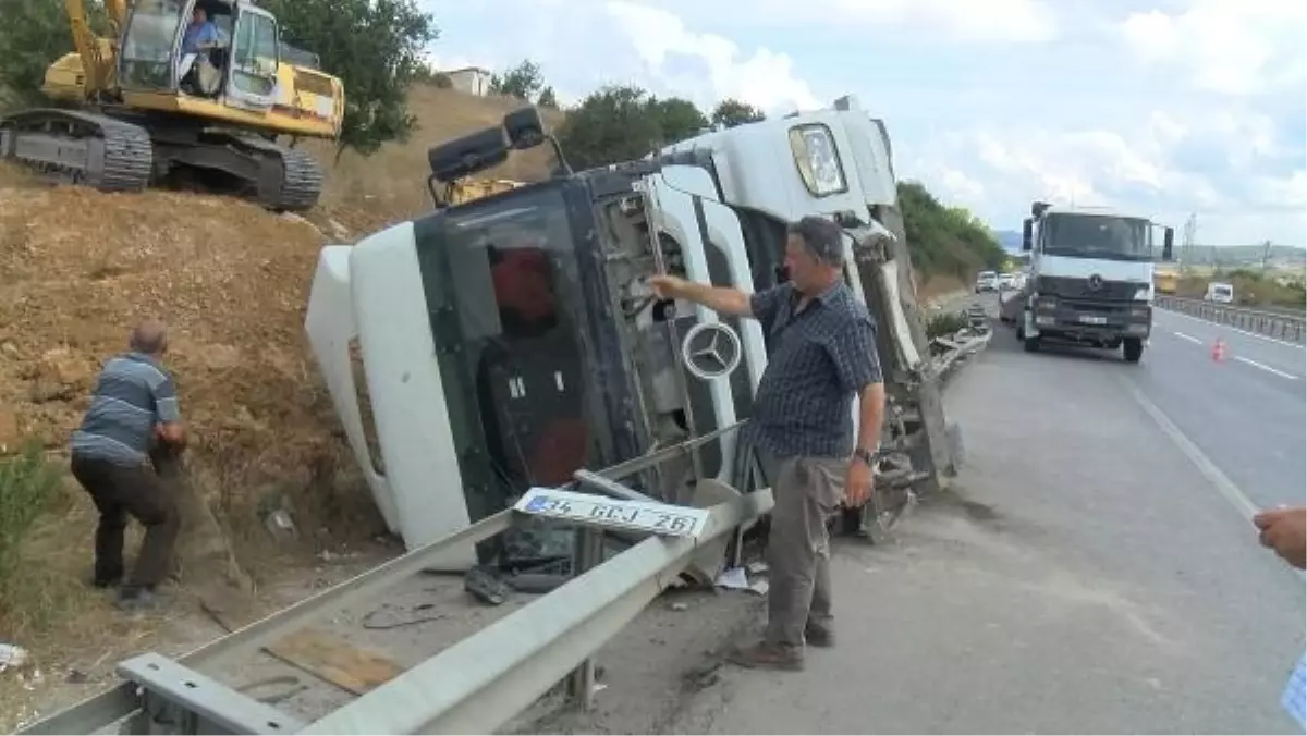 Pendik Te Hafriyat Kamyonu Devrildi Haberler