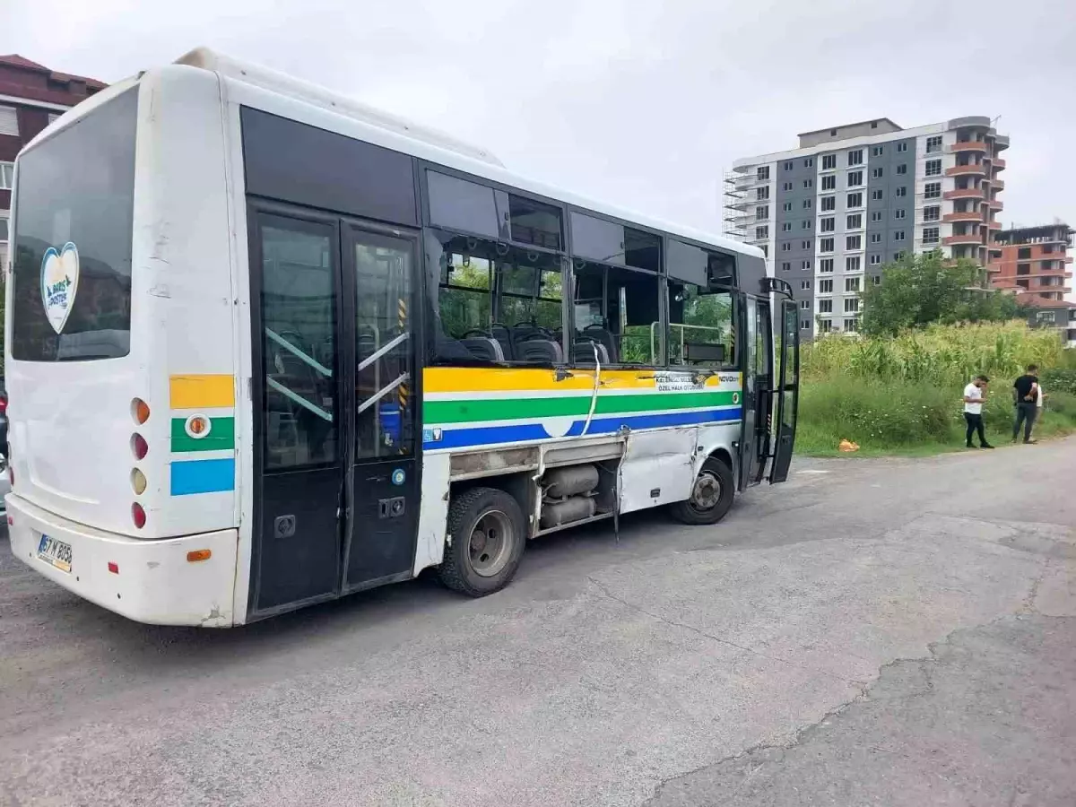 Zonguldak ta iş makinesi halk otobüsüne çarptı 7 yaralı Haberler