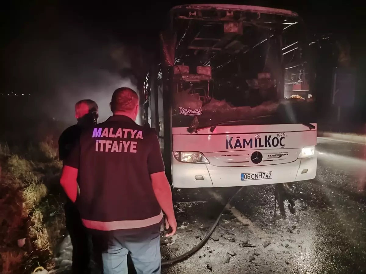 Malatya da seyir halindeki otobüste yangın çıktı Haberler