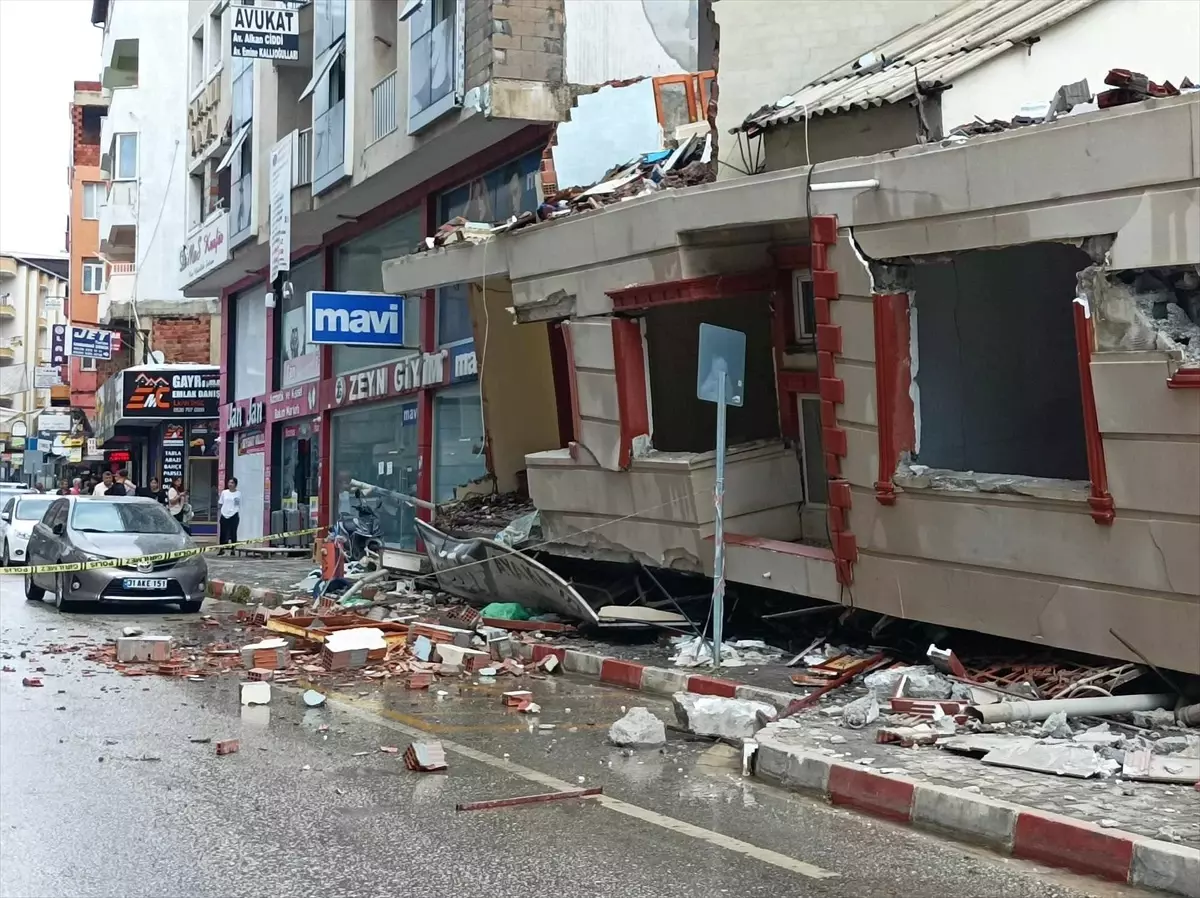 Samandağ da deprem sonucu çöken binadan 2 otomobil zarar gördü Haberler