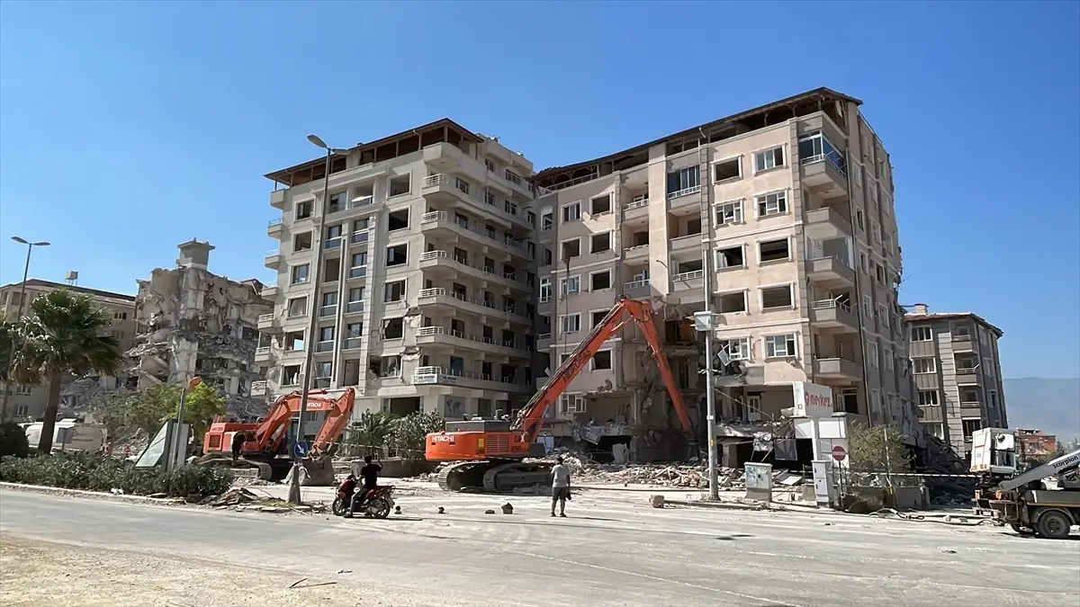 Hatay da depremden etkilenen 7 bina kontrollü olarak yıkıldı Haberler