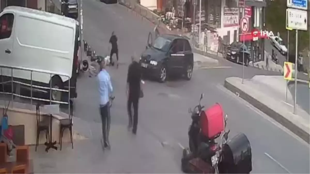 Arnavutköy de Motosiklet ile Otomobil Kafa Kafaya Çarpıştı Haberler