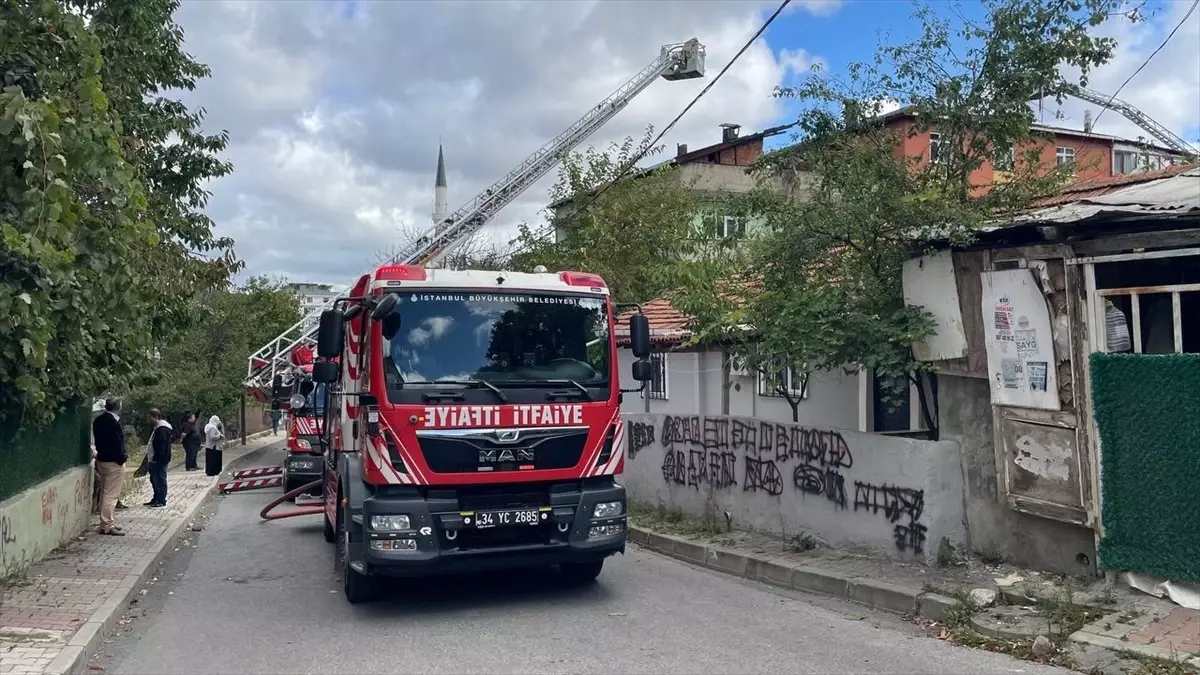 Sultanbeyli de 3 Katlı Binanın Çatısında Çıkan Yangın Söndürüldü Haberler