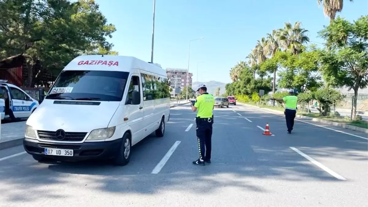 Gazipaşa da Minibüs Denetimleri 83 Araçta Kural İhlali Tespit Edildi