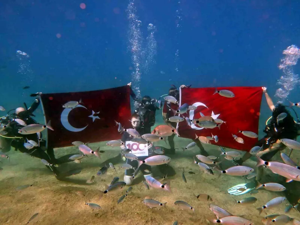 Fethiye de Dalgıçlar Cumhuriyet Bayramı nı Deniz Altında Kutladı Haberler