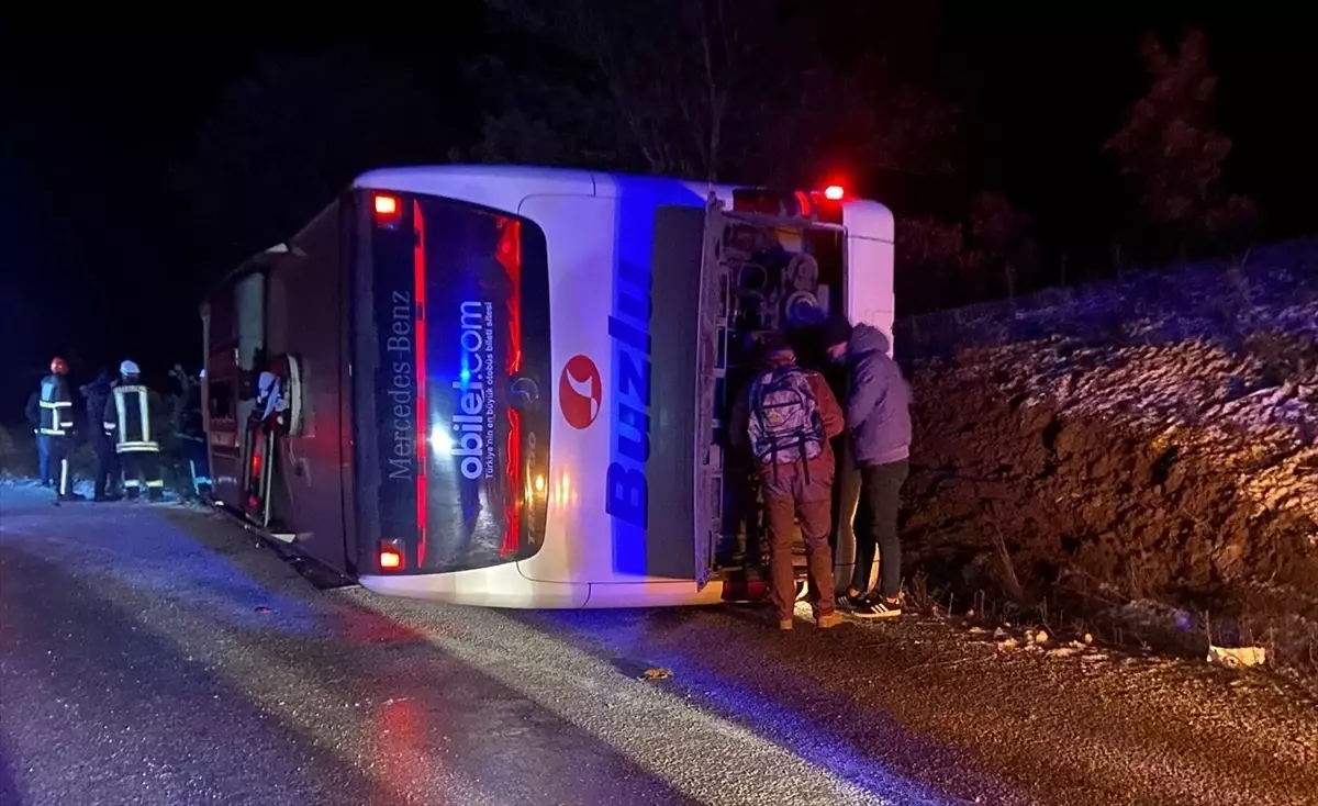 K Tahya Da Yolcu Otob S Devrildi Yaral Haberler