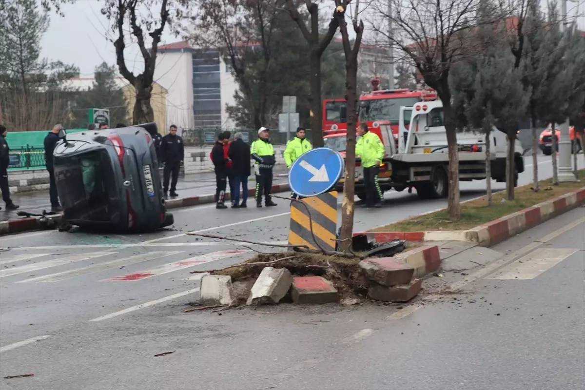 Siirt te Yan Yatan Otomobilin Sürücüsü Emniyet Kemeri Sayesinde Kazayı