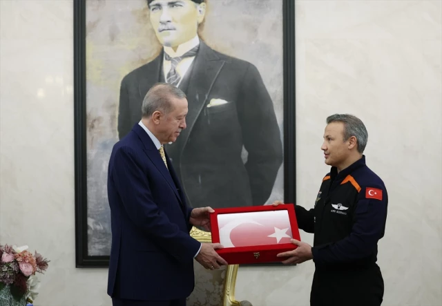 Serokomar Erdogan, astronotê ewil ê Tirkiyeyê Gezeravci qebûl kir