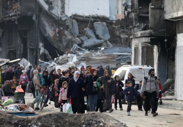 من شرق غزة لغربها.. نزوح مئات العائلات على وقع غارات وتوغل إسرائيلي