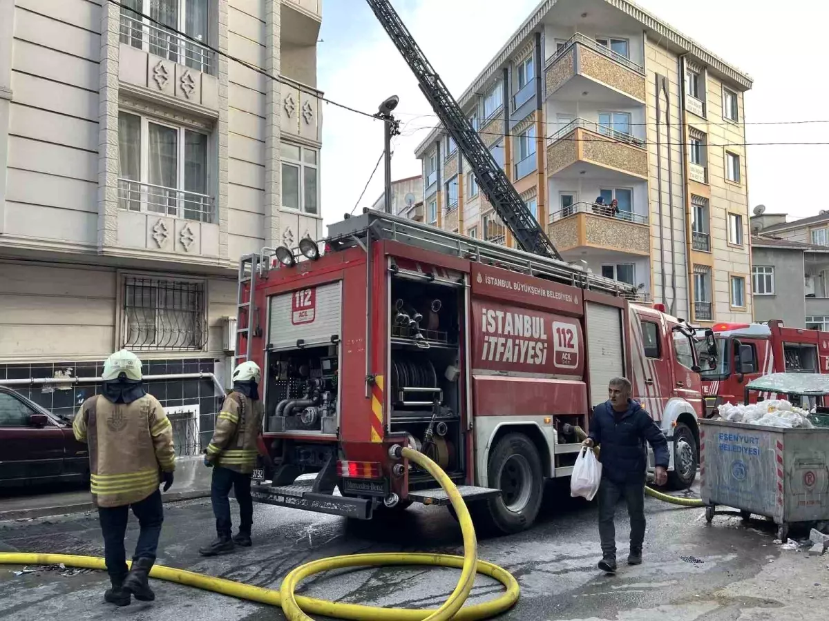 Esenyurt ta 5 Katlı Binanın Çatısında Yangın Çıktı Haberler