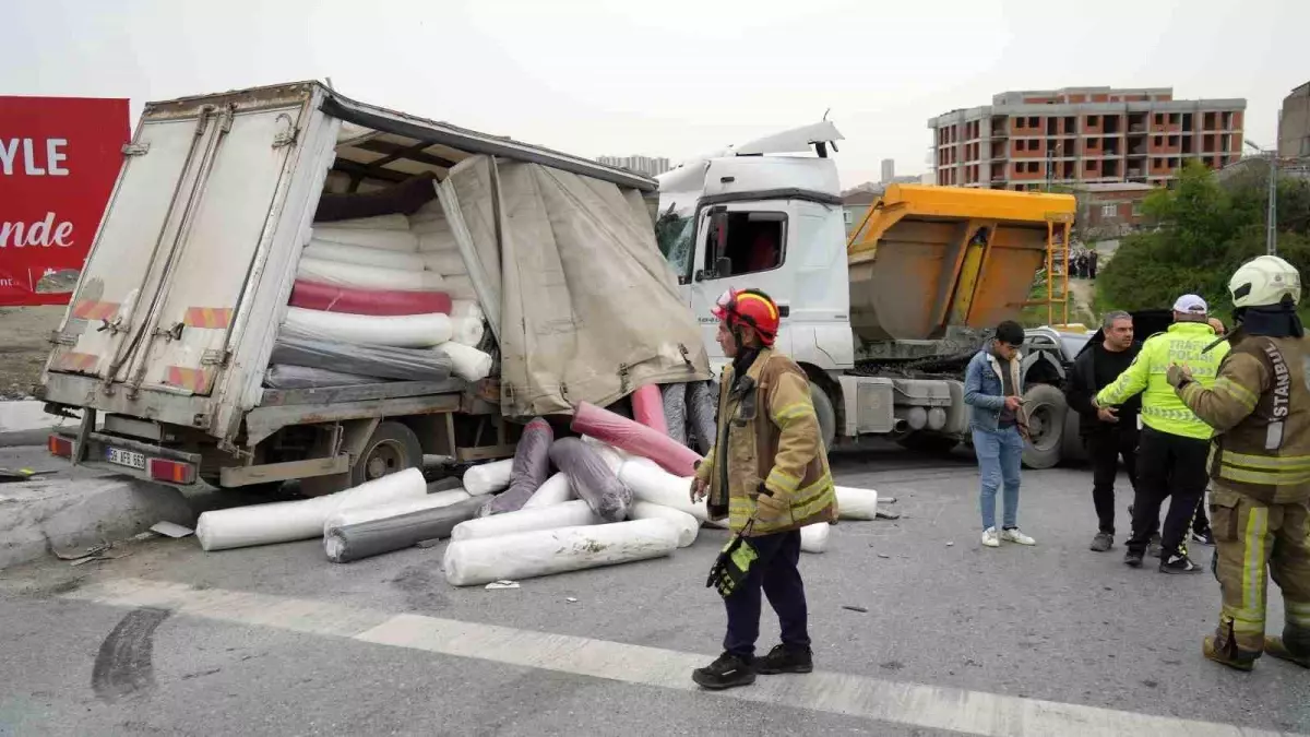 Başakşehir de freni patlayan kamyonet kaza yaptı 2 yaralı Haberler