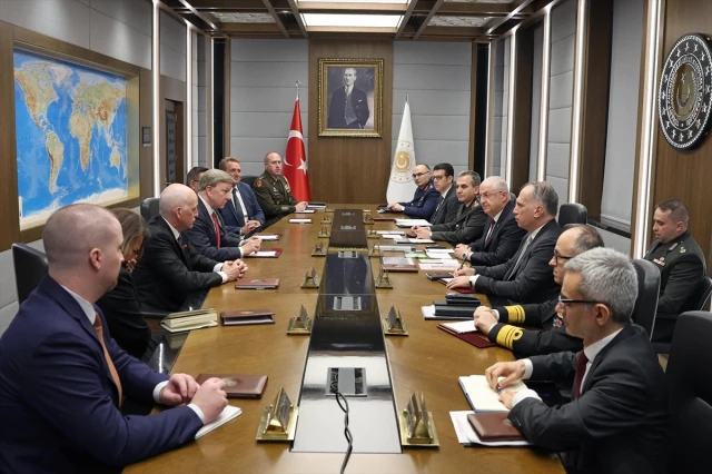 وزير الدفاع التركي يلتقي وفدا من مجلس النواب الأمريكي