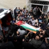 المئات يشيعون جثمان فلسطيني قتله مستوطنون بالضفة
