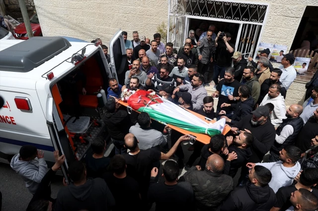 المئات يشيعون جثمان فلسطيني قتله مستوطنون بالضفة