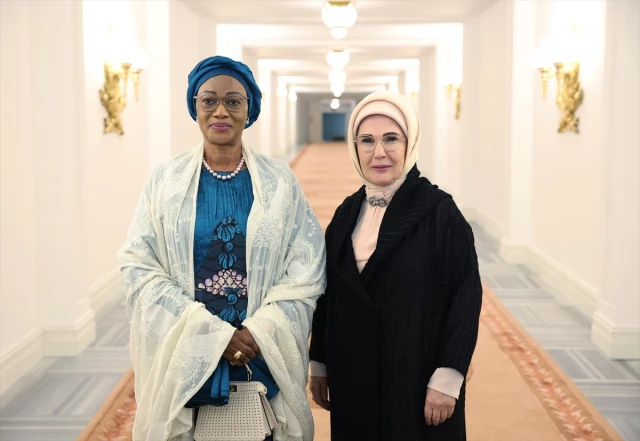 Первые леди Турции и Нигерии обсудили вопросы сотрудничества
