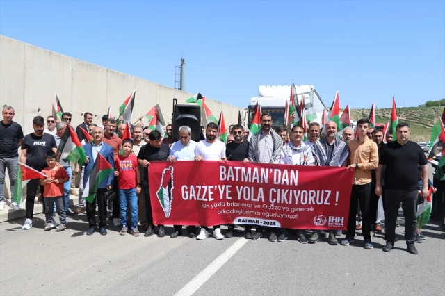 الإغاثة الإنسانية التركية ترسل 4 شاحنات محملة بالطحين إلى غزة