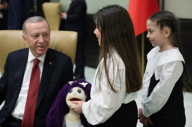 أردوغان يستقبل أطفالا بعيدهم في المجمع الرئاسي