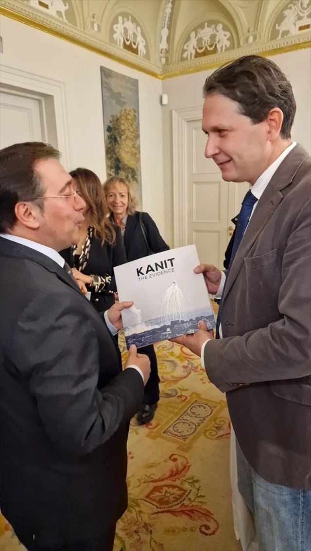 وزير الخارجية الإسباني يطلع على كتاب 