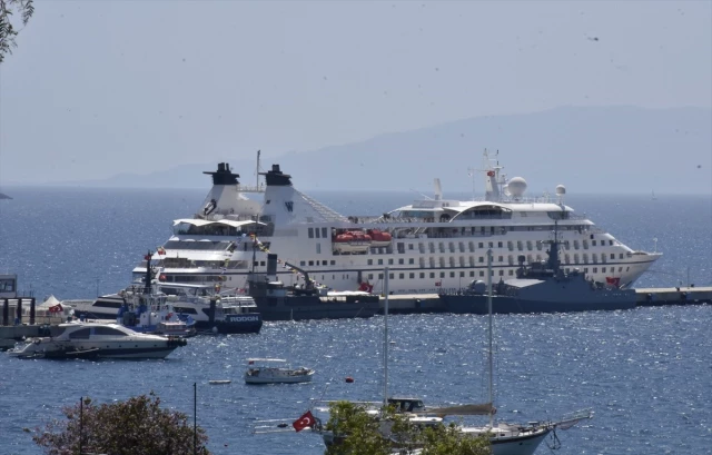 سفينة فندقية عملاقة ترسو في بودروم التركية