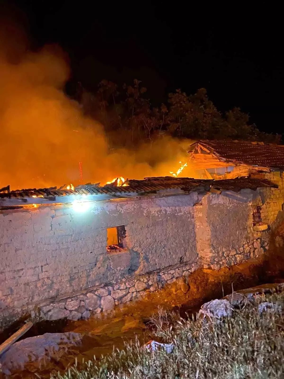 Burdur da Ahır Yangınında Ev ve Samanlık Kullanılamaz Hale Geldi Haberler