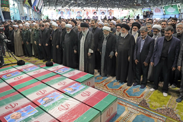 Tehran has never seen such a crowd! Chaos and fainting occurred at Raisi's funeral