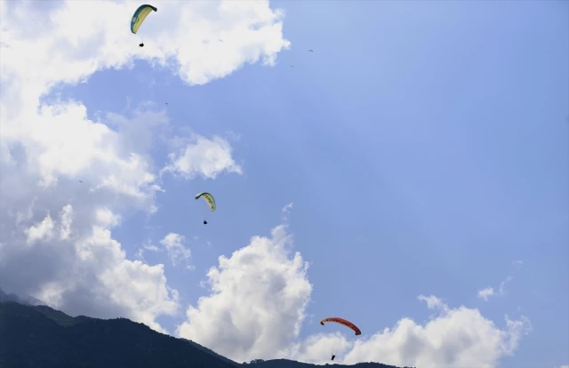 سياح صينيون يعودون للاستمتاع بالقفز المظلي في سماء موغلا التركية